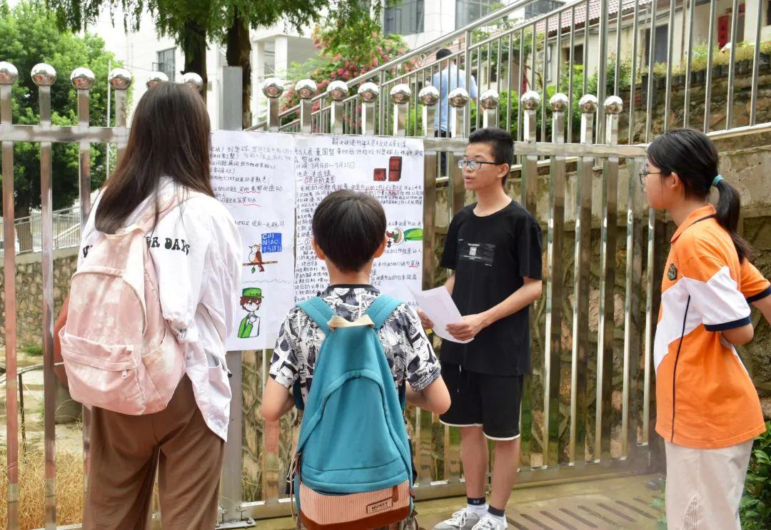 国防军事夏令营手抄报上的字怎么写——一次充满意义的军事体验之旅，国防军事夏令营手抄报文字指南，一次充满意义的军事体验之旅