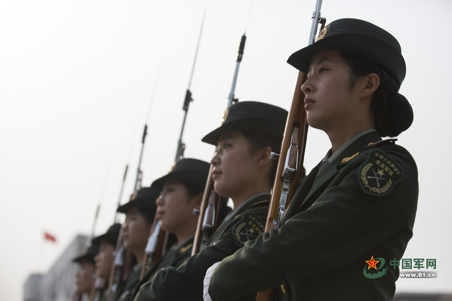 一睹仪仗队女兵们的风采，仪仗队女兵风采展示，飒爽英姿令人瞩目