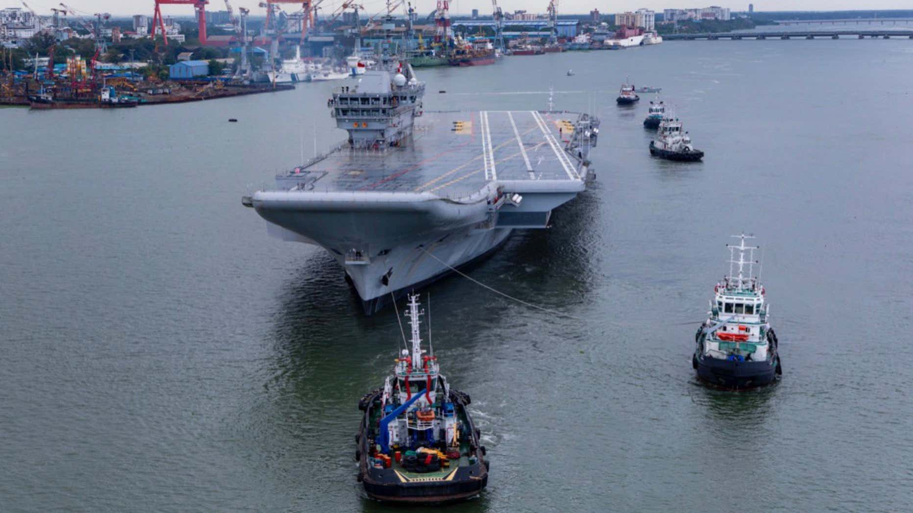 国产小航母，新时代的海洋强国标志，国产小航母，新时代的海洋强国骄傲
