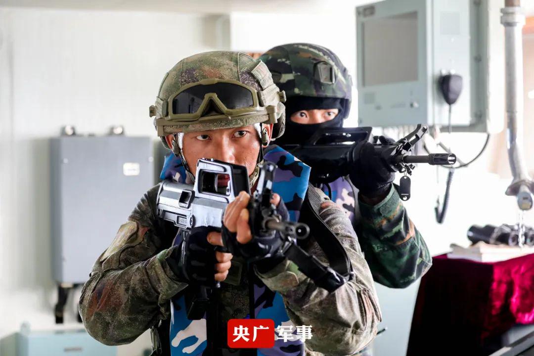 谭成宇与中国人民解放军蛟龙突击队，英雄荣耀的征程，谭成宇与蛟龙突击队，英雄荣耀的征程