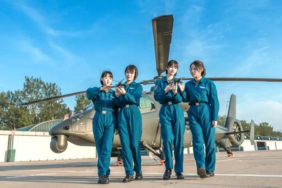 中国陆军首批女飞行学员毕业，突破天际的巾帼英雄，中国陆军首批女飞行学员毕业，巾帼英雄展翅高飞