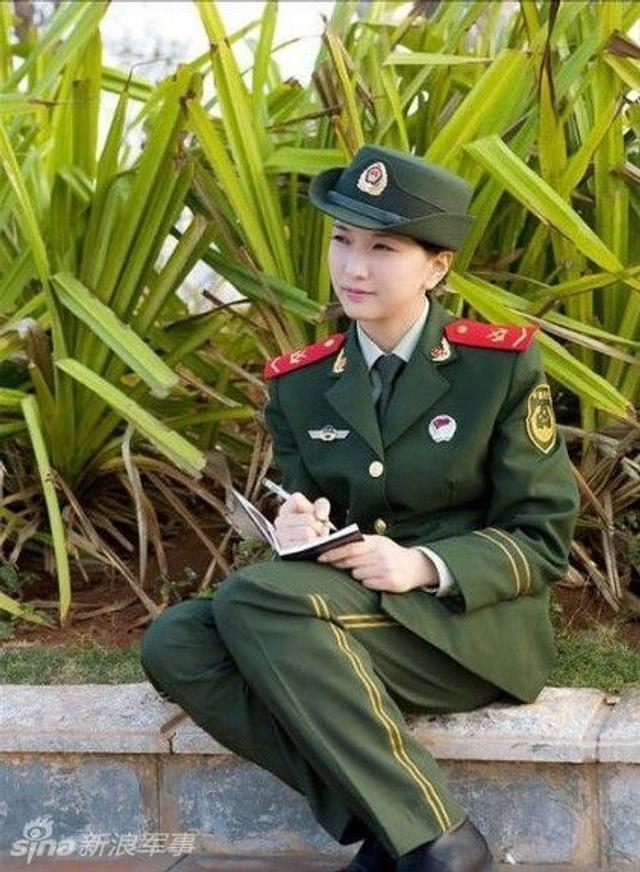 解放军女士兵图片大全，展现女性力量与荣耀，解放军女士兵风采，展现女性力量与荣耀的荣耀瞬间