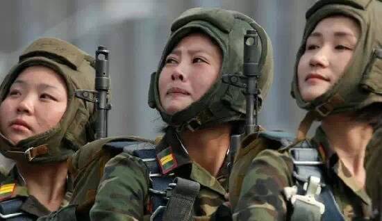 中国女兵泪洒战场的感人瞬间，图片背后的故事与力量，中国女兵战场上的感人瞬间与图片背后的力量，泪洒战场的坚韧与勇气
