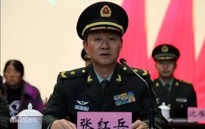 盖立民将军一家三口照片，家庭、荣誉与传承，盖立民将军一家三口，家庭、荣誉与共传承的瞬间