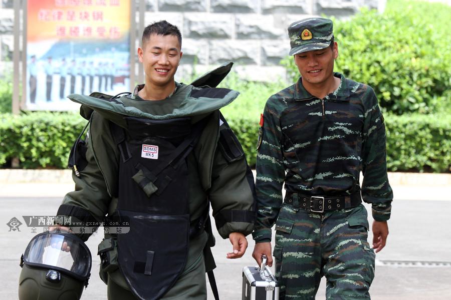 武警穿什么衣服，深入了解武警制服与装备的图片展示，武警制服与装备深度解析，揭秘制服图片与装备展示