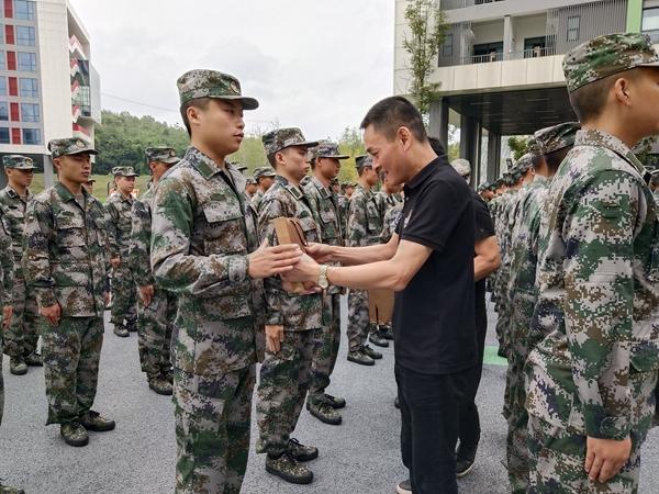 国外老兵打新兵，现象背后的深度解析，国外老兵打新兵现象深度解析，原因与影响探究