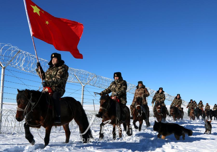 新疆解放军穿着武警衣服的多元解读与理解，新疆解放军穿武警服装背后的多元解读与探讨
