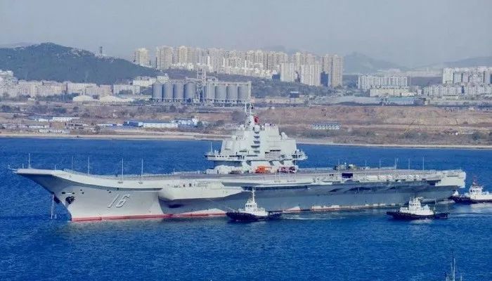 辽宁舰服役于东部战区，战略意义与海军转型的探讨，辽宁舰在东部战区的战略意义与海军转型深度探讨