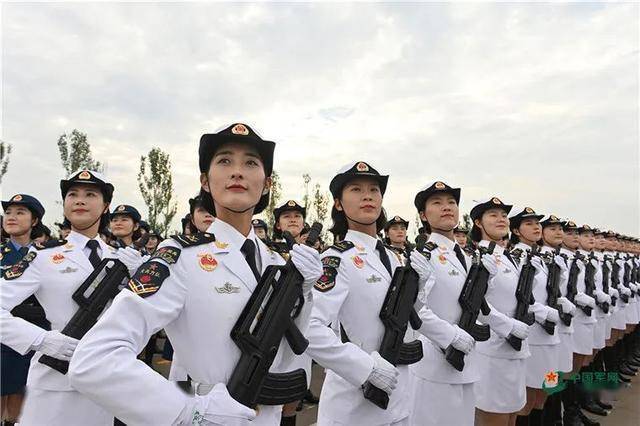 国庆阅兵惊艳全场的女兵——她们的名字与故事，国庆阅兵中的女兵风采，名字与故事揭秘
