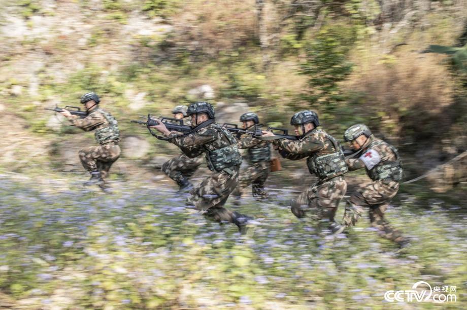 武警反恐突击车，现代反恐战争中的先锋力量，武警反恐突击车，现代反恐战争中的先锋利器