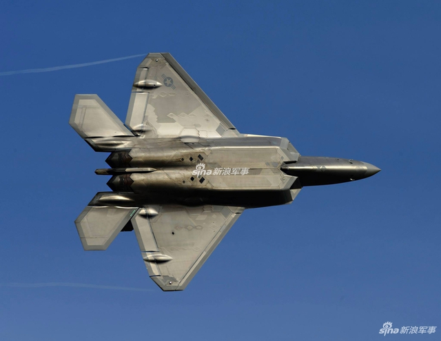 歼-20与F-22对比照片，探索两款五代战斗机的差异与相似，歼-20与F-22五代战机对比，探索差异与相似之处