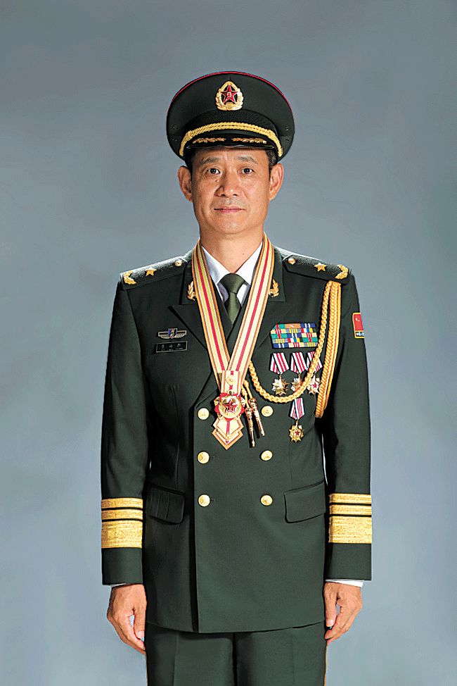 八一勋章背后的英雄事迹，致敬那些闪耀的功勋人物，八一勋章背后的英雄事迹，致敬功勋人物的闪耀之路