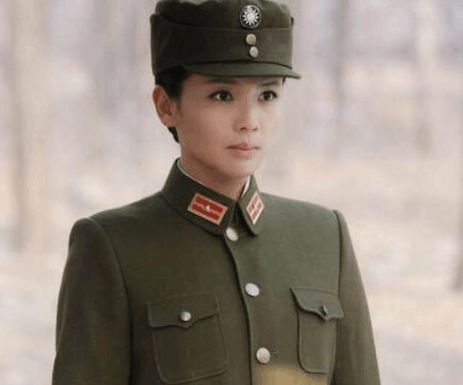 女兵的军服特点，时尚与力量的完美结合，女兵军服特色，时尚与力量的优雅融合