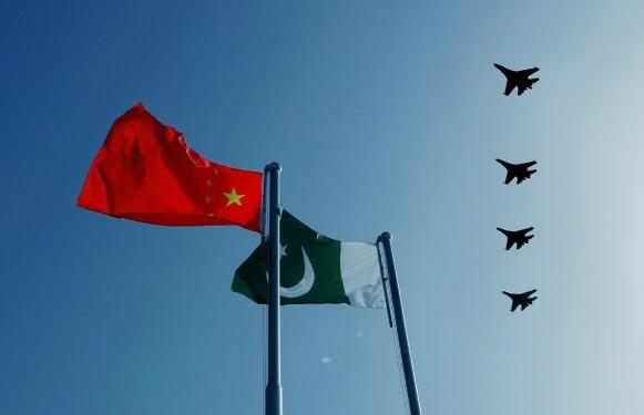 中国歼轰7，三十载风云激荡，铸就国防重器，中国歼轰7，三十载铸国防重器，风云激荡显军威