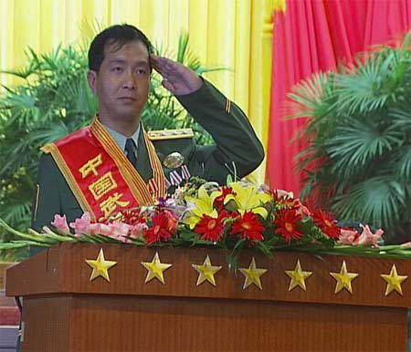 独臂英雄丁晓兵降级背后的英勇与牺牲，独臂英雄丁晓兵降级背后的英勇事迹与牺牲精神