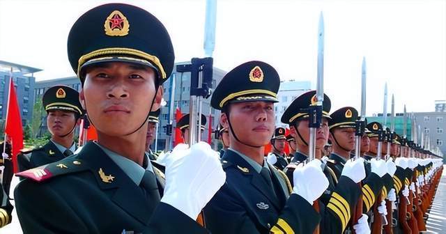 军官帽子与士兵帽子之间的区别，一种象征与标志的解读，军官与士兵帽子之别，象征与标志的深度解读