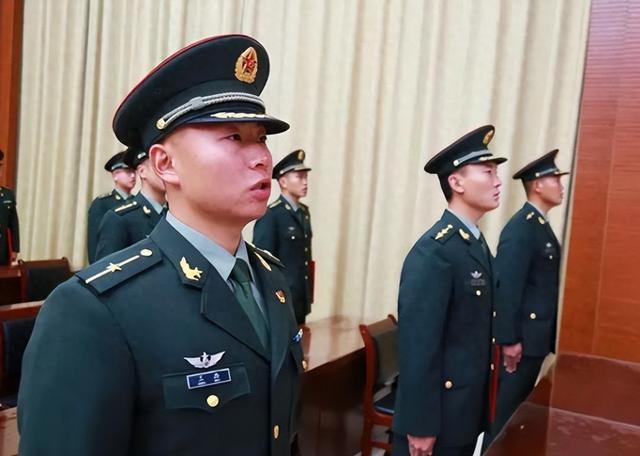 老兵不服中尉军官，挑战权威与自我价值的坚守，老兵挑战权威，坚守自我价值，不服中尉军官