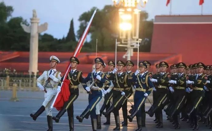 三军仪仗队国旗手，荣耀与使命的担当者，三军仪仗队国旗手，担当荣耀与使命的旗帜守护者