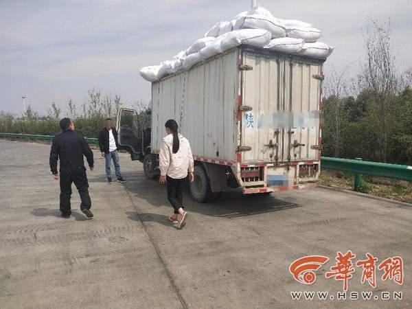捡包追车百公里送还，诚信与责任的赞歌，捡包追车送还，诚信与责任的赞歌