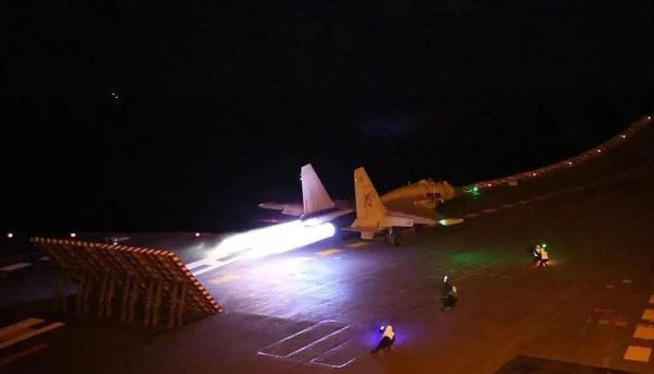 辽宁舰成功起降歼-15，中国海军航空兵力量的里程碑，中国海军航空兵力量里程碑，辽宁舰成功起降歼-15