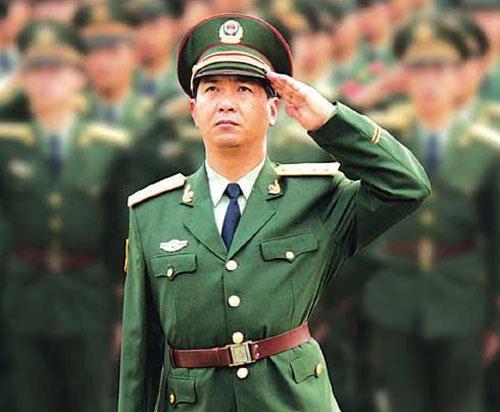 独臂将军丁晓兵，逆境中的英勇传奇，独臂将军丁晓兵，逆境中的英勇传奇人生