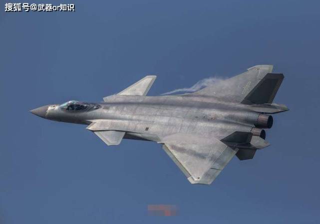 歼-20与F-22，究竟谁更厉害？，歼-20与F-22，谁更胜一筹？对比解析